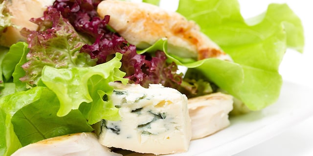 Σαλάτα με κόκκινο λάχανο, αχλάδια και μπλε τυρί