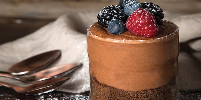 Ατομικά cheesecake πραλίνας σοκολάτας με φρούτα του δάσους