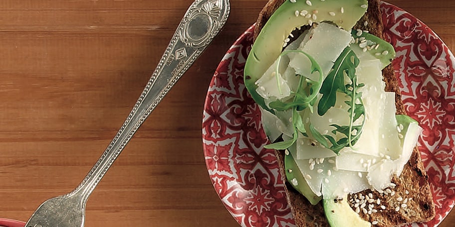 Φρυγανισµένο ψωµί µε αβοκάντο και γραβιέρα