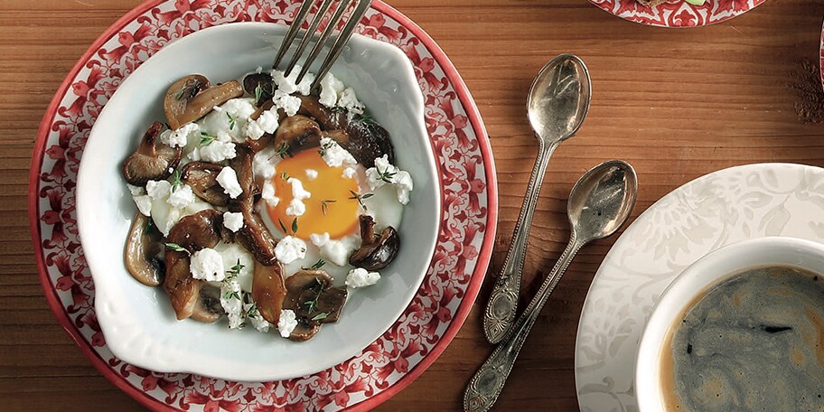 Αβγά στο φούρνο µε κατσικίσιο τυρί και µανιτάρια