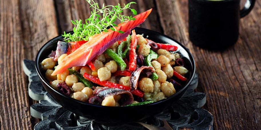 Ρεβίθια σαλάτα με πέστροφες καπνιστές και μουσταρδένια σάλτσα