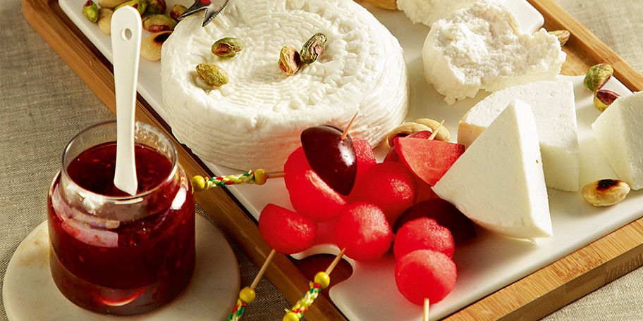 Πιατέλα λευκών τυριών ΑΒ Επιλογή με φρέσκα φρούτα, ξηρούς καρπούς και τσάτνεϊ από φρούτα του δάσους