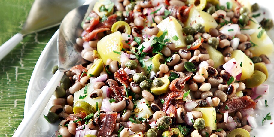 Ζεστή σαλάτα με μαυρομάτικα, πατάτες και ελιές