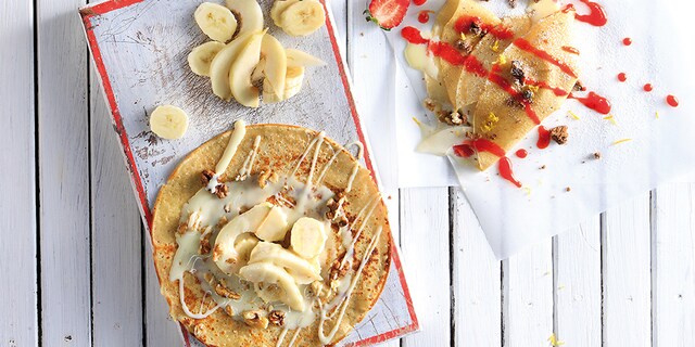 Γλυκιά κρέπα με γάλα, καρύδια, νιφάδες σοκολάτας, μπανάνα και μπισκότο τριμμένο