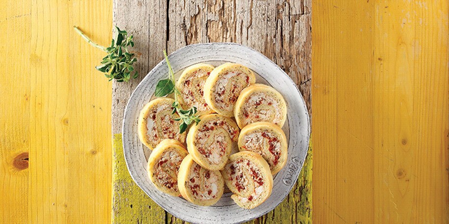 Ροδέλες από ρολό με τυριά και λιαστές τομάτες