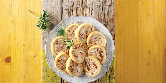 Ροδέλες από ρολό με τυριά και λιαστές τομάτες