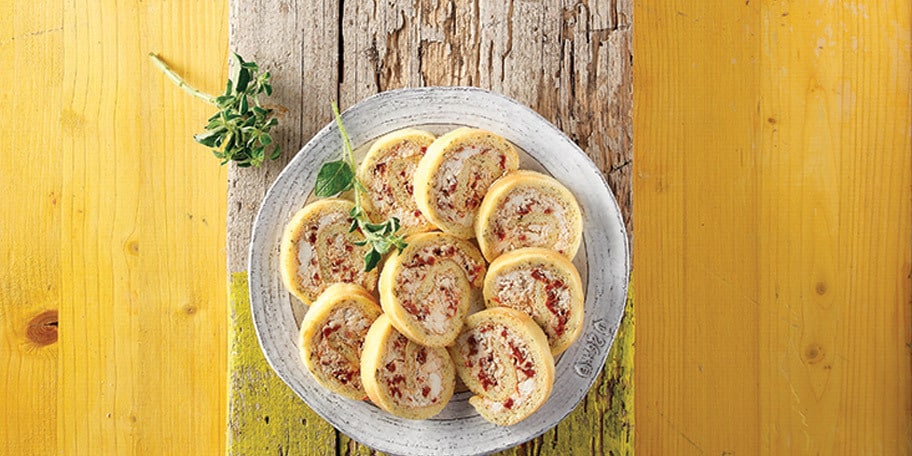 Ροδέλες από ρολό με τυριά και λιαστές τομάτες