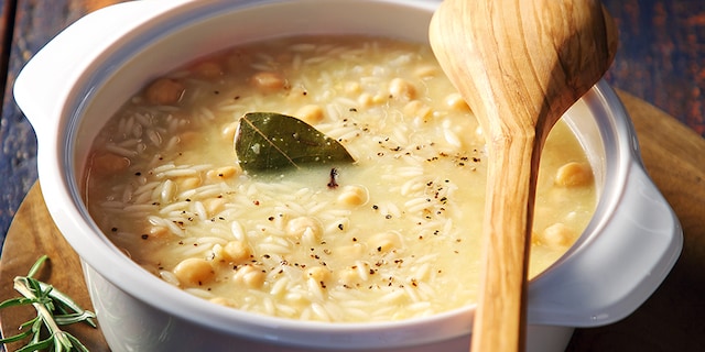 Ρεβιθόσουπα λεμονάτη με κριθαράκι