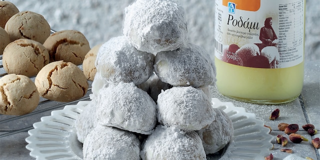 Κουραμπιέδες με φιστίκια Αιγίνης και άρωμα εσπεριδοειδών