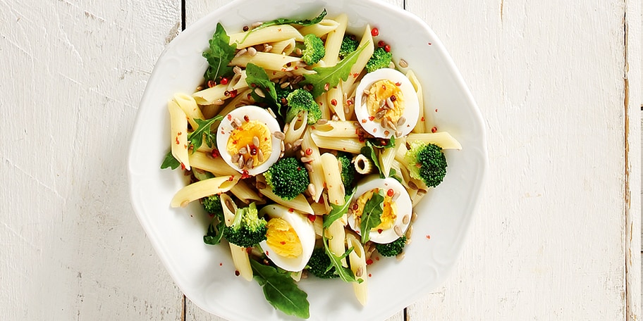 Σαλάτα με πένες, μπρόκολο και αβγά βραστά