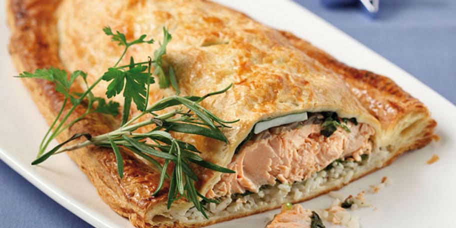 Φρέσκος σολομός σε σφολιάτα με σπανάκι και ρύζι