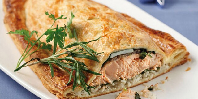 Φρέσκος σολομός σε σφολιάτα με σπανάκι και ρύζι