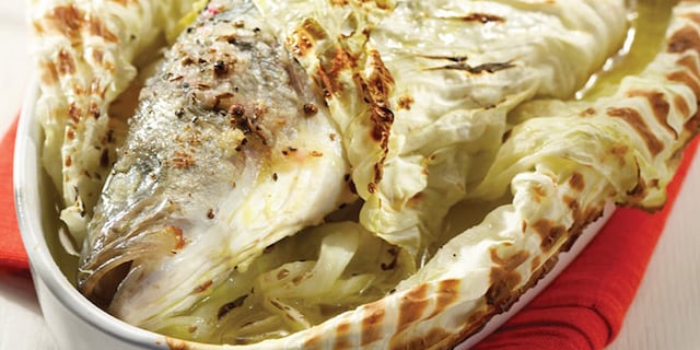 Λαβράκι βουτύρου τυλιχτό σε λαχανόφυλλα