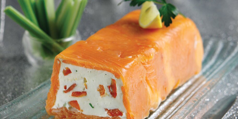 Μους τυριών τυλιγμένη με καπνιστό σολομό