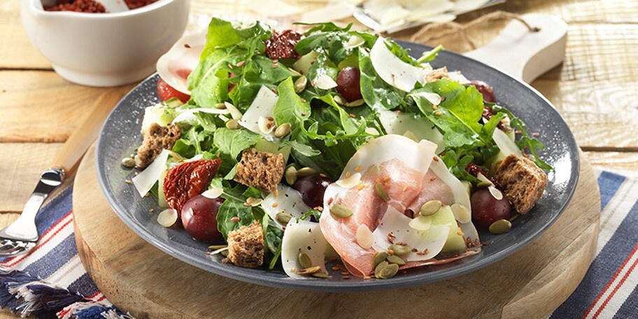 Σαλάτα με φρούτα, γραβιέρα και κοτόπουλό