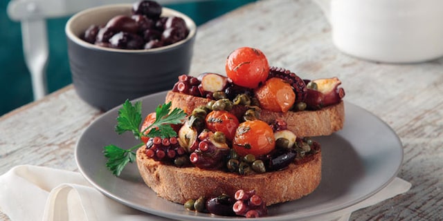 Χταπόδι κρασάτο με ελιές