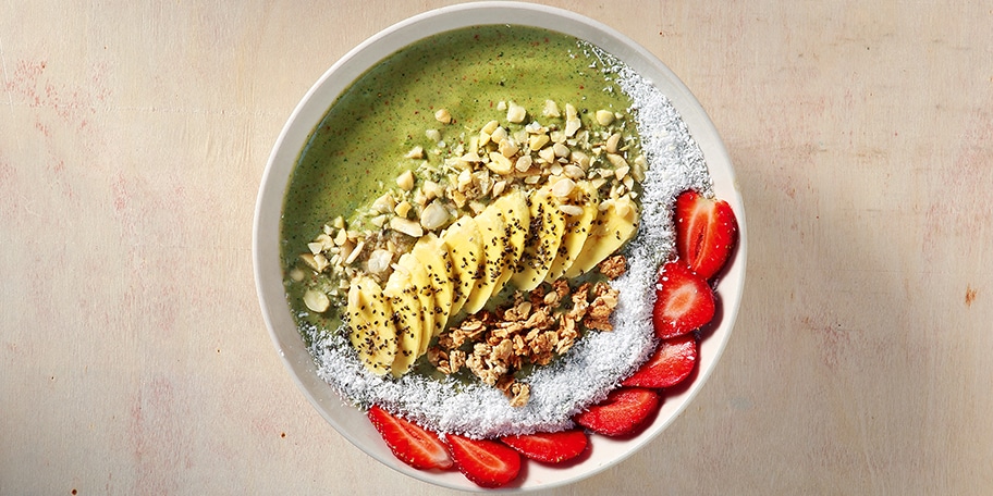 Τραγανό χορτοφαγικό smoothie με φράουλες