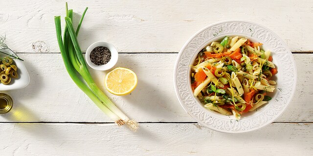 Σαλάτα με πένες, καπνιστό σολομό, κάππαρη και λεμόνι