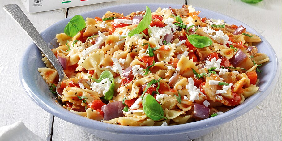 Φαρφάλες με ντομάτα, μελιτζάνες, βασιλικό και φέτα