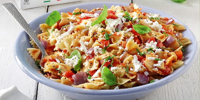 Φαρφάλες με ντομάτα, μελιτζάνες, βασιλικό και φέτα