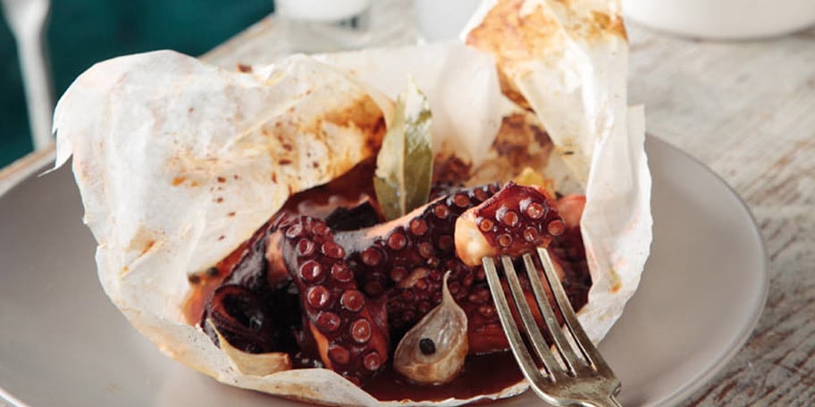 Χταπόδι στη λαδόκολλα με ολόκληρα σκόρδα, μέλι και μπαλσάμικο