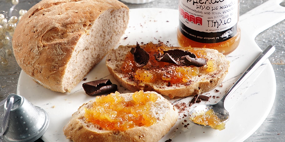 Εύκολο χριστουγεννιάτικο καρυδόψωμο