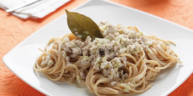 Ζυμαρικά ολικής άλεσης με κιμά από γαλοπούλα και πράσο