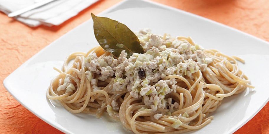 Ζυμαρικά ολικής άλεσης με κιμά από γαλοπούλα και πράσο