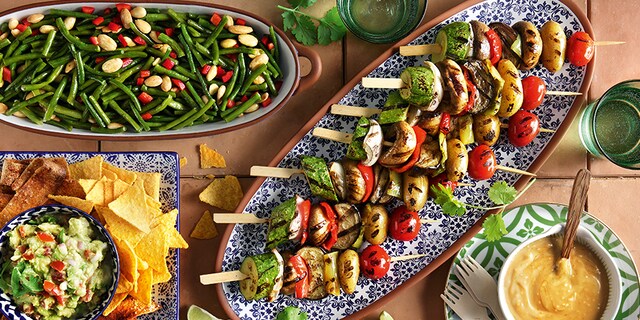 Σουβλάκια λαχανικών με σάλτσα σουσαμιού, γουακαμόλε, νάτσος και σαλάτα με φασολάκια