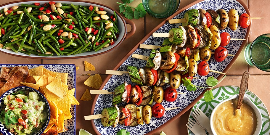 Σουβλάκια λαχανικών με σάλτσα σουσαμιού, γουακαμόλε, νάτσος και σαλάτα με φασολάκια