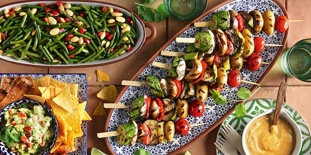 Σουβλάκια λαχανικών με σάλτσα σουσαμιού, γουακαμόλε, νάτσος και σαλάτα με φασολάκια