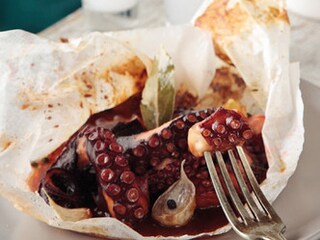 Χταπόδι στη λαδόκολλα με ολόκληρα σκόρδα, μέλι και μπαλσάμικο