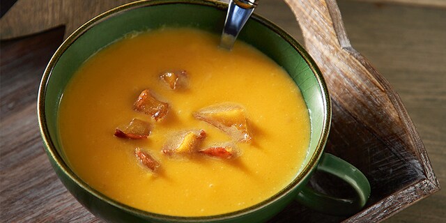 Σούπα κολοκύθας με θυμάρι και κρουτόν μήλου