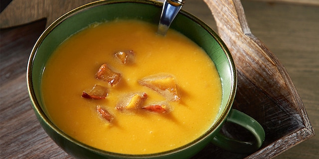 Σούπα κολοκύθας με θυμάρι και κρουτόν μήλου