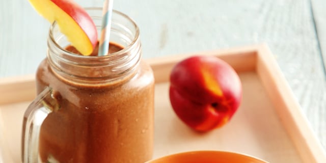 Πρωινό στο ποτήρι με ροδάκινο, βρόμη, γάλα αμυγδάλου, κακάο και μέλι