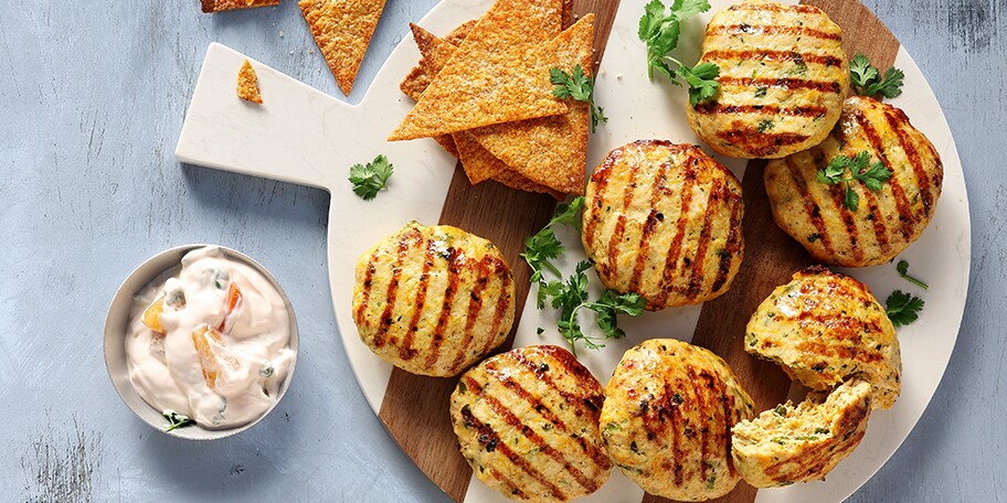 Μπιφτεκάκια κοτόπουλου με εστραγκόν και κάρι και σάλτσα γλυκόξινη με ανανά και γιαούρτι