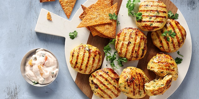 Μπιφτεκάκια κοτόπουλου με εστραγκόν και κάρι και σάλτσα γλυκόξινη με ανανά και γιαούρτι