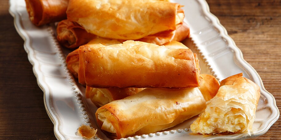 Μπουγατσίνια με κρέμα ελληνικών τυριών και καπνιστή πάπρικα