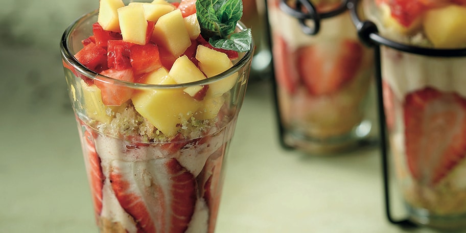 Μους μάνγκο με φράουλες και soft cake με τσάι και φιστίκι Αιγίνης