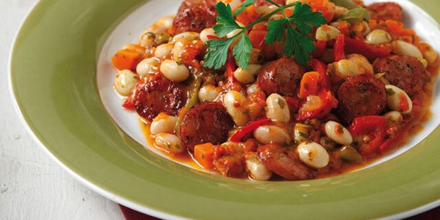 Φασόλια χάντρες λαδερά με χωριάτικο λουκάνικο