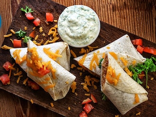 Μεξικάνικες τορτίγιες με κιμά και sauce γιαουρτιού