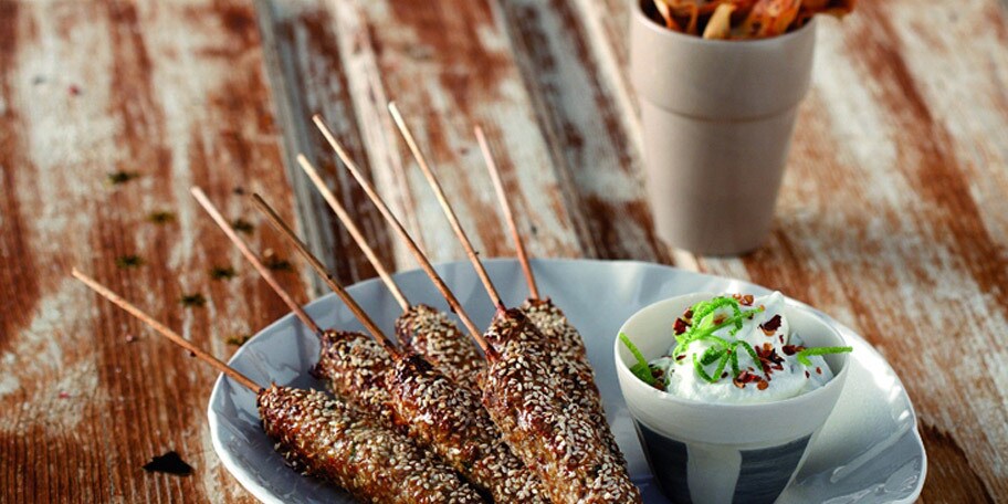 Εξωτικά κεμπάπ με τζίντζερ, λαϊμ και σουσάμι