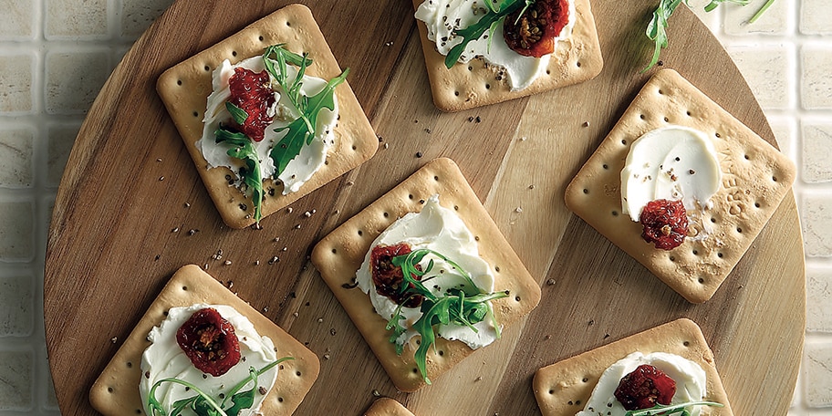 Σνακ µε cream crackers, λιαστή ντοµάτα, τυρί κρέµα και ρόκα