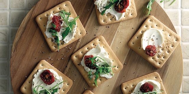 Σνακ µε cream crackers, λιαστή ντοµάτα, τυρί κρέµα και ρόκα