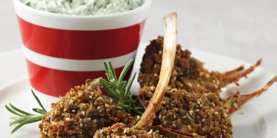 Παϊδάκια με κρούστα από σουσάμι και σάλτσα μυρωδικών