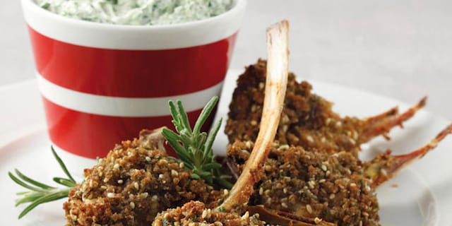 Παϊδάκια με κρούστα από σουσάμι και σάλτσα μυρωδικών