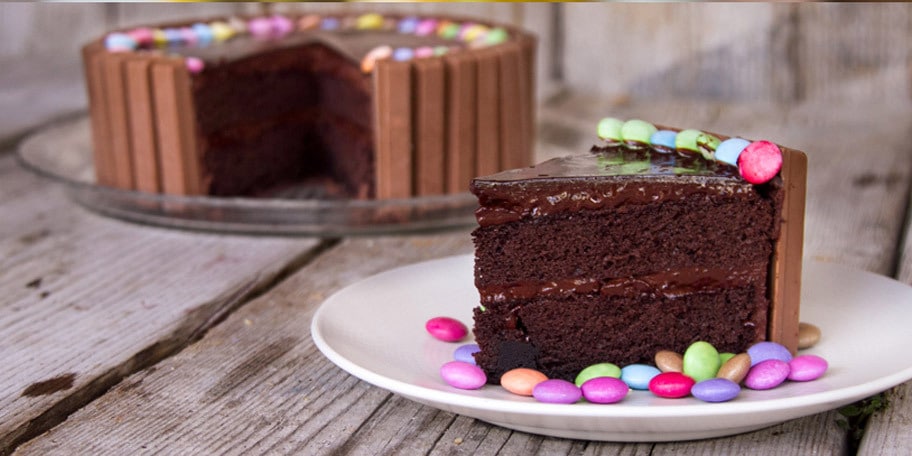 Τούρτα σοκολάτα με KitKat & SMARTIES