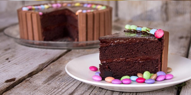 Τούρτα σοκολάτα με KitKat & SMARTIES