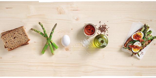 Μπρουσκέτα με ψητά σπαράγγια και βραστά αβγά με πικάντικη σάλτσα