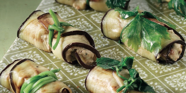 Ρολάκια μελιτζάνας με σκορδαλιά από λιαστή τομάτα και καρύδι